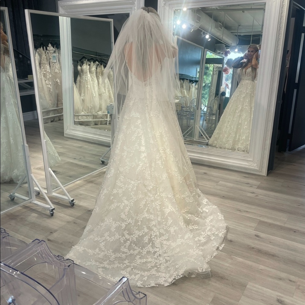 Martiana Liana 1325, wedding dress with veil brand new never worn